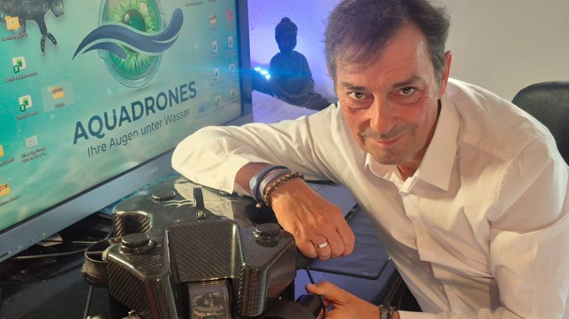 Michael Badura mit Unterwasserdrohne (ROV) im Büro Dortmund