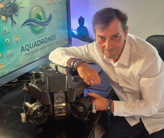 Michael Badura von Aquadrones UG im Büro mit einer "Deep Trekker" Unterwasserdrohne für die inspektion von Wassertanks